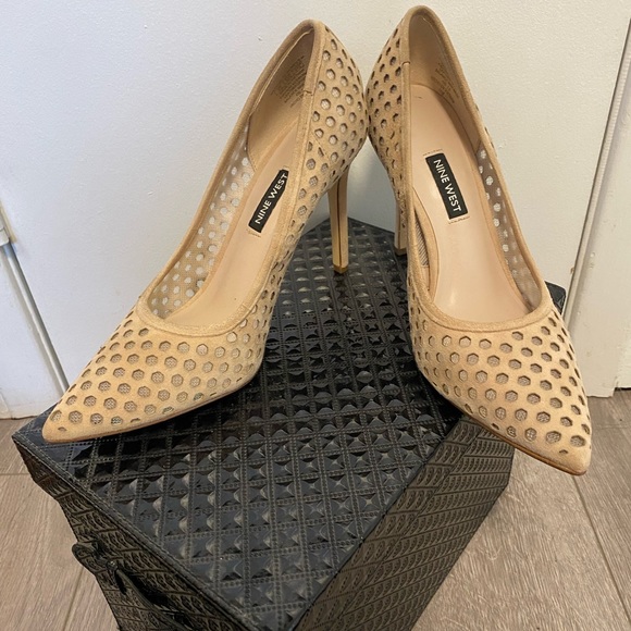 Lovely beige suede heels - Picture 3 of 7